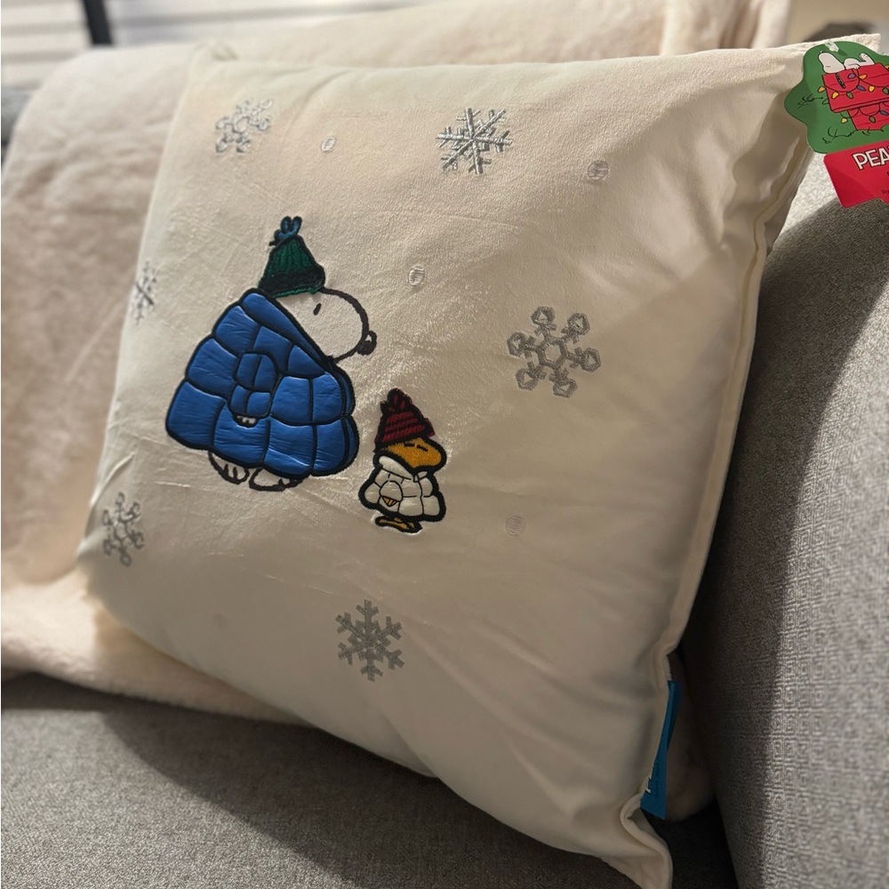 Peanuts Snoopy Puffer Jacket Woodstock Winter White Oversized Pillow Brand New - Picture 4 of 8